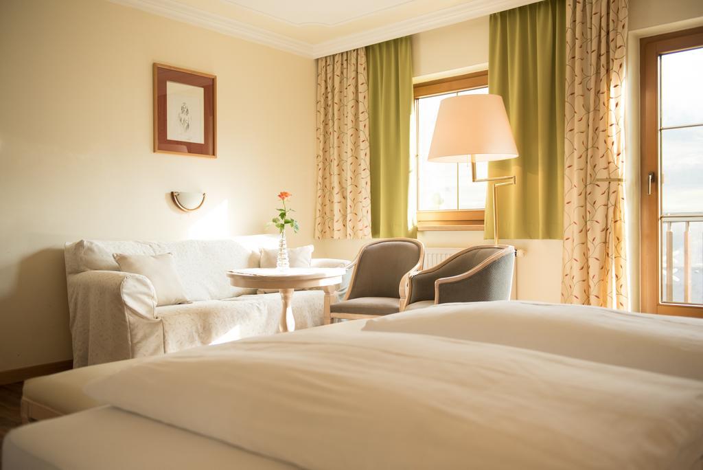 Der Reschenhof Hotell Mils  Exteriör bild