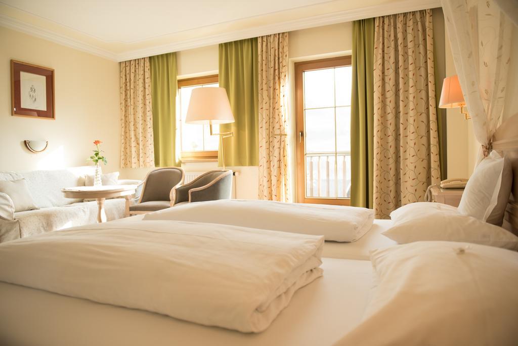 Der Reschenhof Hotell Mils  Exteriör bild