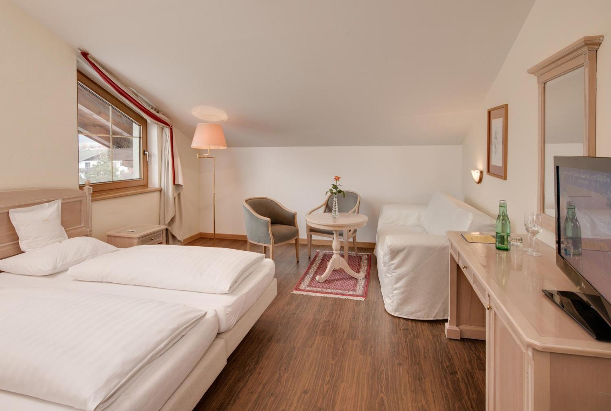 Der Reschenhof Hotell Mils  Exteriör bild